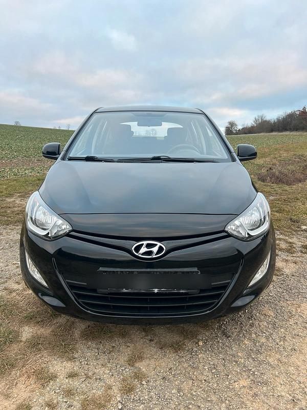 Gebraucht Hyundai i20 85 PS (62 kW) 2014 Schwarz Kleinwagen