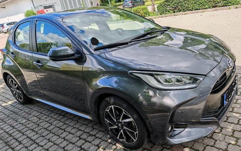 Grau Gebraucht 2022 Toyota Yaris Hybrid Team Kleinwagen | 18.000 € (Fairer Preis) - Bild 1/4