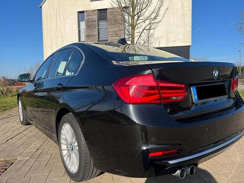 Gebraucht BMW 320 Luxury Line 184 PS (135 kW) 2018 Black sapphire metallic Limousine