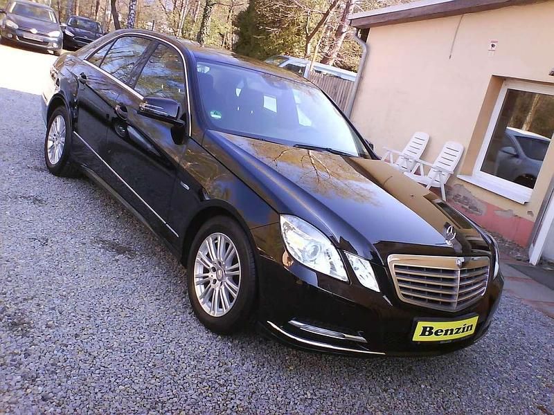 Second-hand Mercedes E200 184 CP (135 kW) 2011 Negru Berlinǎ
