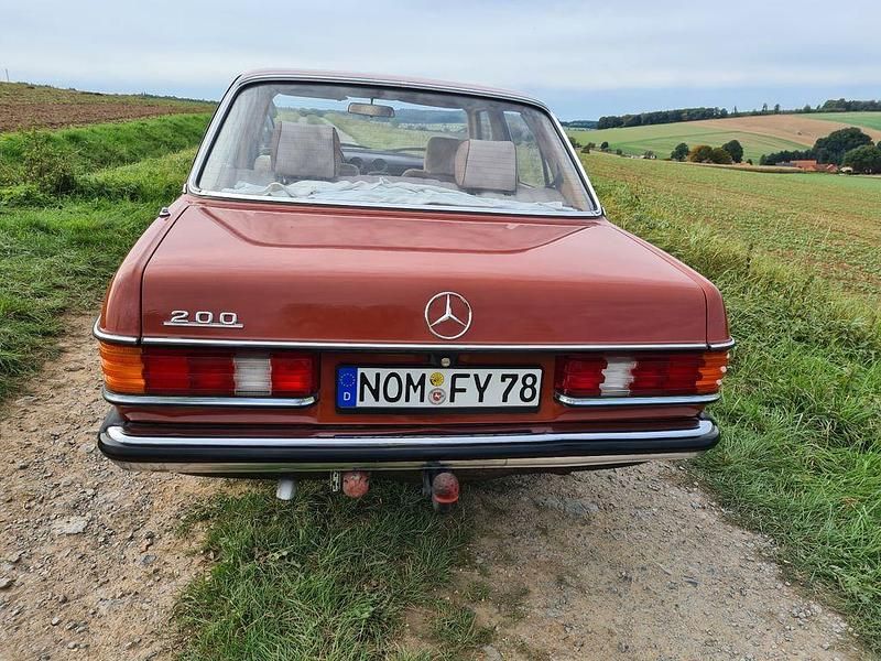 Gebraucht Mercedes 200 109 PS (80 kW) 1983 Rot Limousine