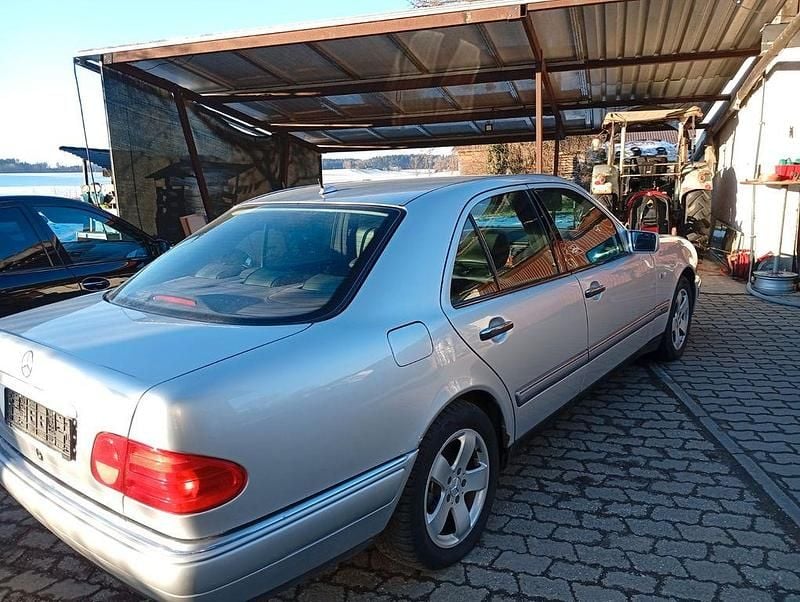Gebraucht Mercedes E280 Elegance 204 PS (150 kW) 1999 Silber Limousine