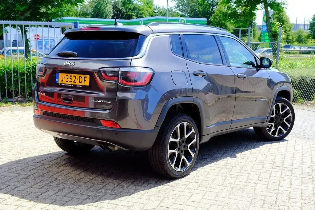 Gebraucht Jeep Compass Limited 170 PS (125 kW) 2017 Grau SUV
