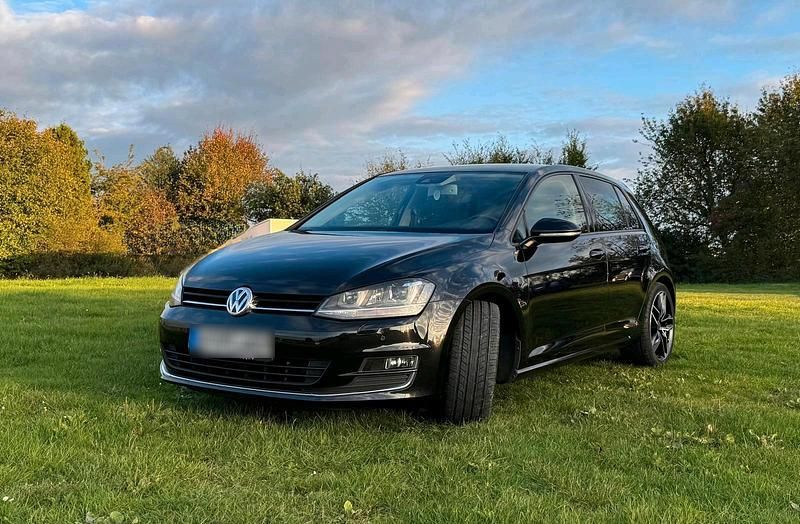 Schwarz Gebraucht 2016 VW Golf VII Highline Kleinwagen | 12.800 € (Fairer Preis) - Bild 1/4