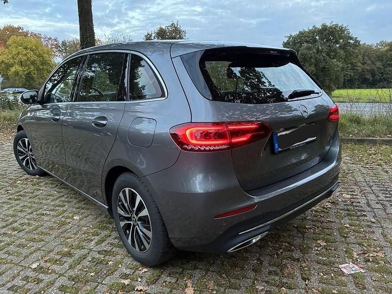 Gebraucht Mercedes B200 163 PS (119 kW) 2022 Grau Van / Kleinbus