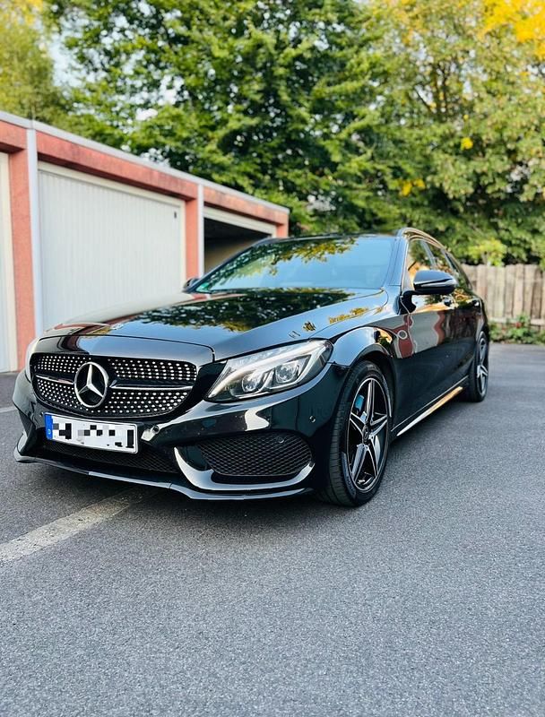 Schwarz Gebraucht 2017 Mercedes 220 AMG line Kombi | 22.500 € - Bild 1/4