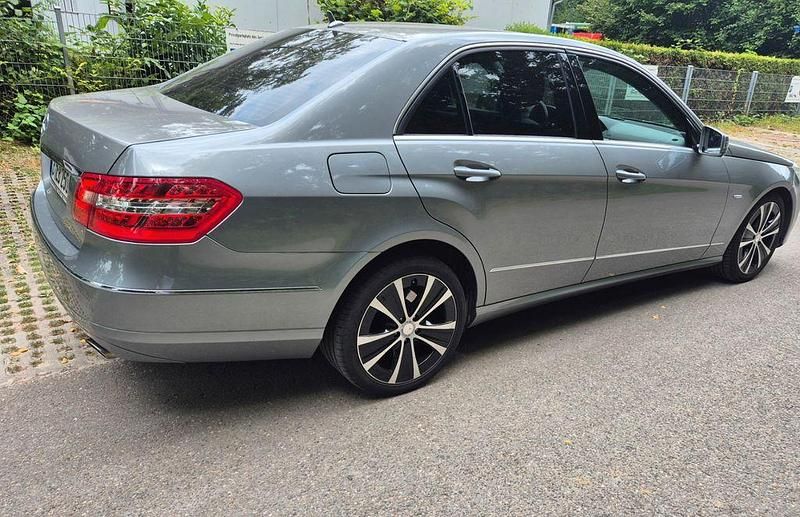 Grau Gebraucht 2009 Mercedes E350 Avantgarde Limousine | 9.200 € (Guter Preis) - Bild 1/4