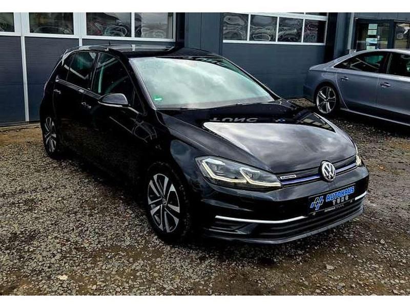 Gebraucht VW Golf VII IQ Drive 131 PS (96 kW) 2019 Deep black perleffekt (metallic) Limousine