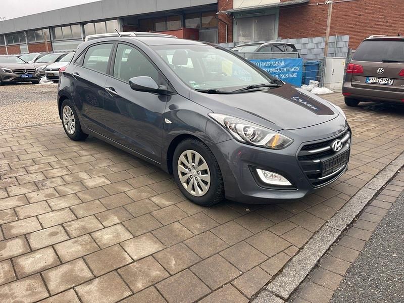 Grau Gebraucht 2015 Hyundai i30 Classic Limousine | 5.799 € (Fairer Preis) - Bild 1/4