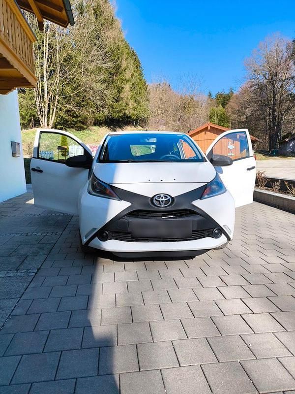 Gebraucht Toyota Aygo 69 PS (50 kW) 2017 Weiß Kleinwagen