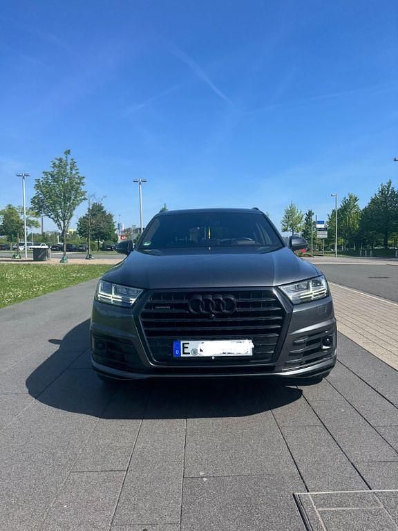 Grau Gebraucht 2019 Audi Q7 Ambiente SUV | 45.700 € (Teuer) - Bild 1/4