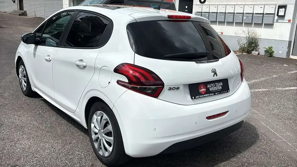 Gebraucht Peugeot 208 Style 82 PS (60 kW) 2018 Weiß Kleinwagen