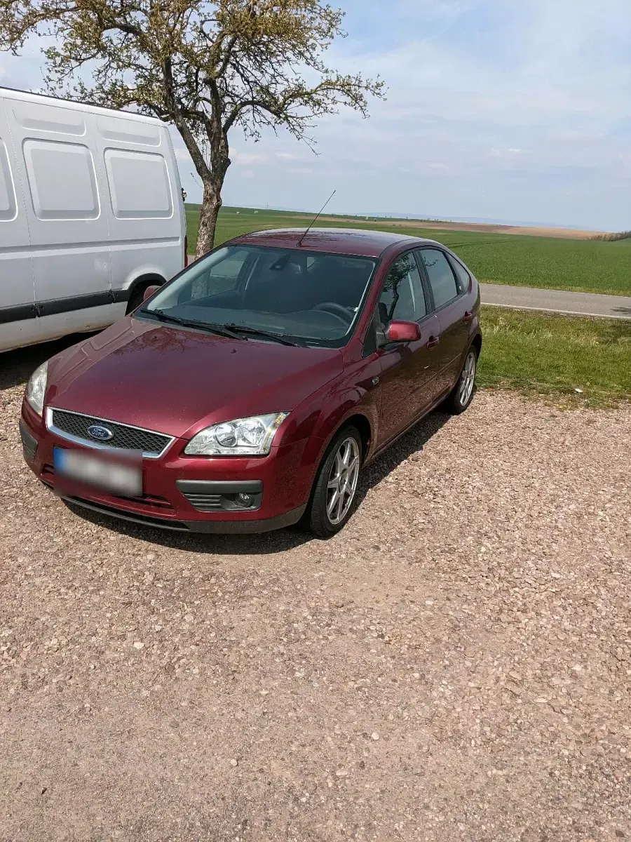 Gebraucht Ford Focus Ghia 101 PS (74 kW) 2004 Rot Limousine