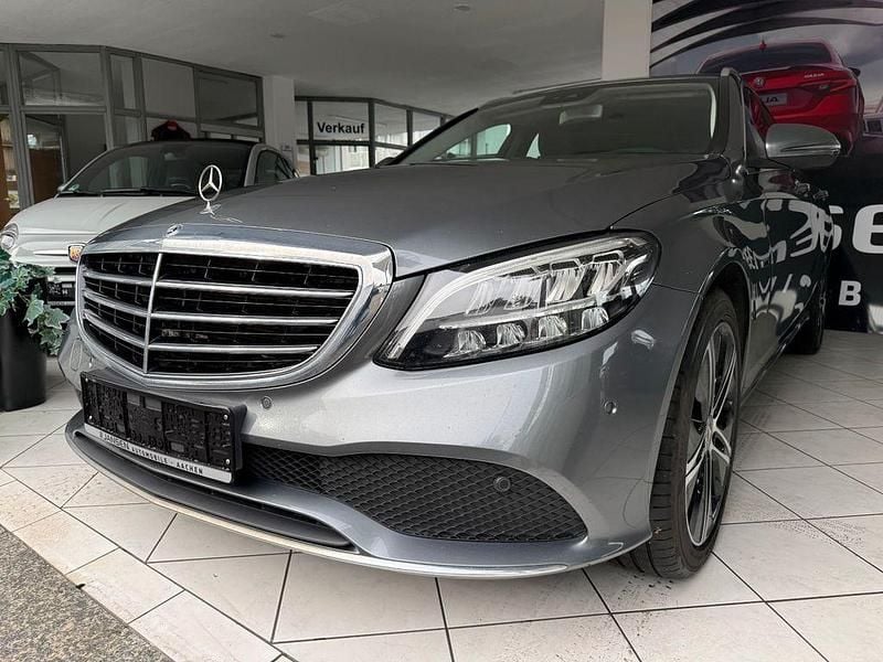 Grau Gebraucht 2019 Mercedes C300e Exclusive Limousine | 19.990 € (Fairer Preis) - Bild 1/4