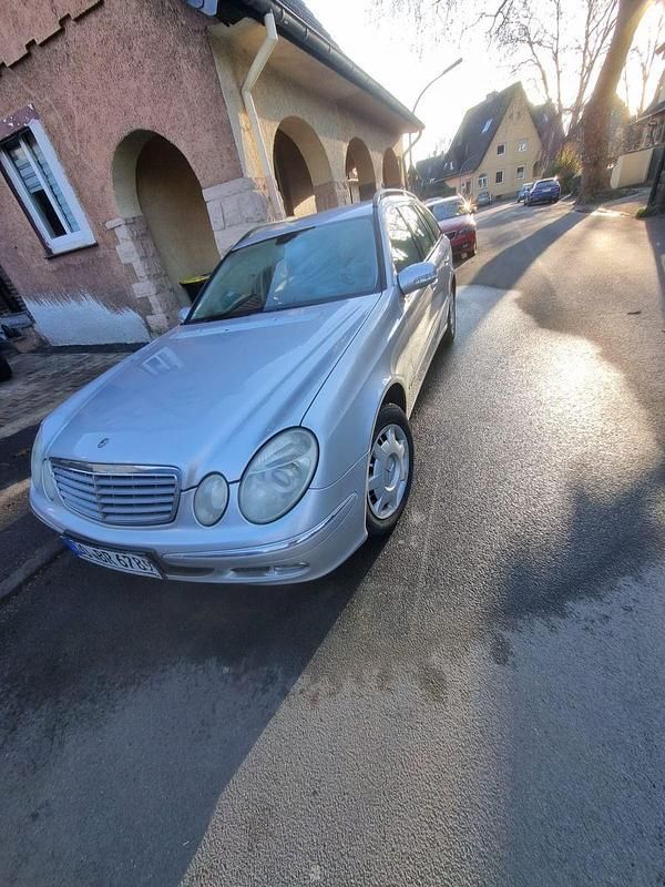 Silber Gebraucht 2004 Mercedes E220 Elegance Kombi | 2.200 € (Fairer Preis) - Bild 1/4