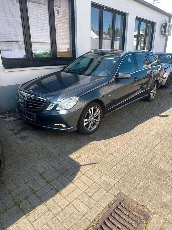 Grau Gebraucht 2010 Mercedes E350 Kombi | 3.799 € (Superpreis) - Bild 1/4