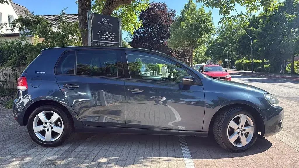 Gebraucht VW Golf VI Team 122 PS (89 kW) 2011 Blau Kleinwagen