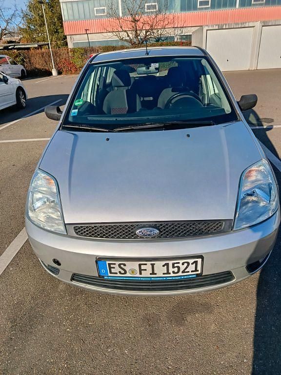 Silber Gebraucht 2002 Ford Fiesta Limousine | 1.750 € (Fairer Preis) - Bild 1/4