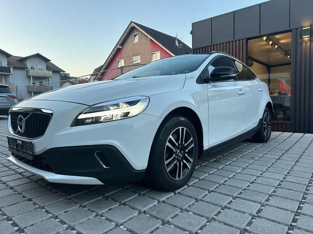 Gebraucht Volvo V40 CC Momentum 152 PS (111 kW) 2016 Weiß Kombi