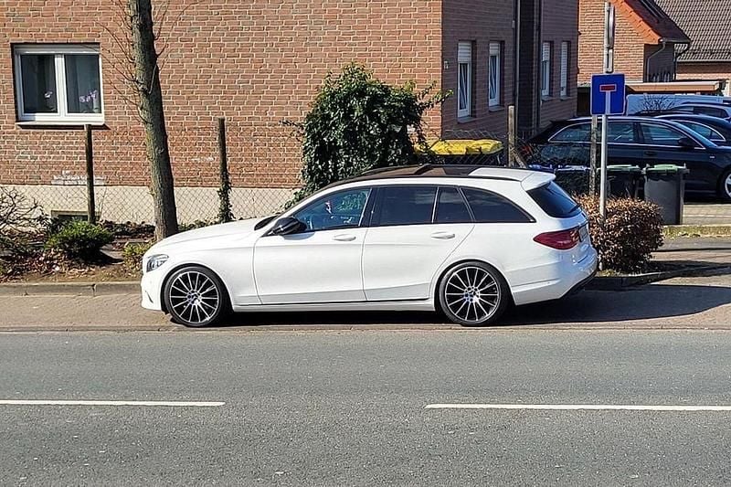 Weiß Gebraucht 2019 Mercedes C300 Limousine | 21.999 € (Guter Preis) - Bild 1/4