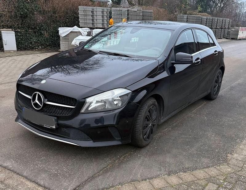 Schwarz Gebraucht 2016 Mercedes A180 Limousine | 11.000 € (Guter Preis) - Bild 1/4
