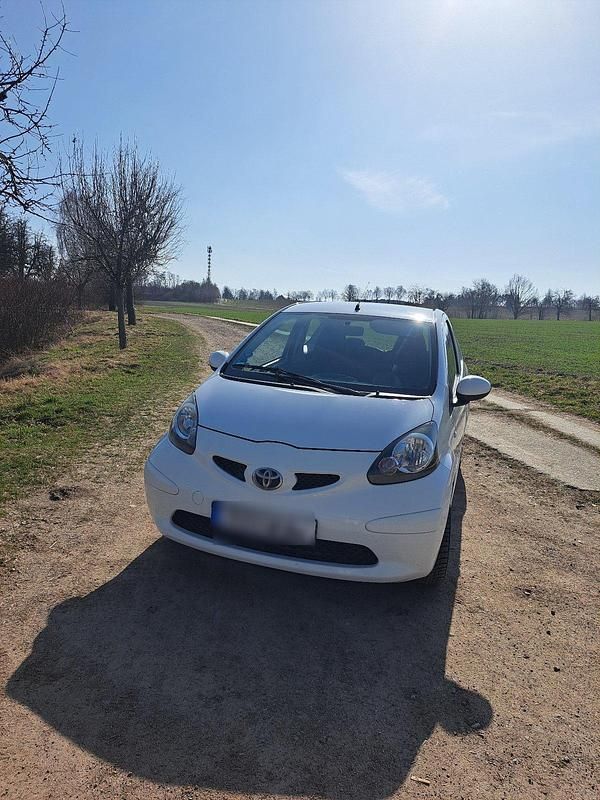 Gebraucht Toyota Aygo 68 PS (50 kW) 2007 Weiß Kleinwagen