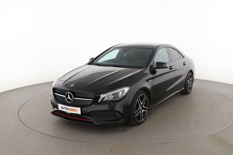 Schwarz Gebraucht 2018 Mercedes CLA250 AMG line Limousine | 25.150 € - Bild 1/4
