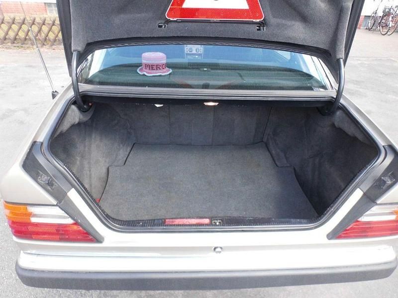 Gebraucht Mercedes 200 118 PS (86 kW) 1991 Beige Limousine