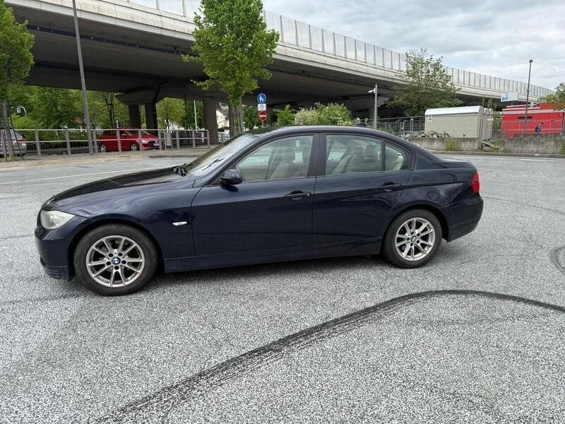 Blau Gebraucht 2006 BMW 320 Limousine | 2.750 € (Guter Preis) - Bild 1/4