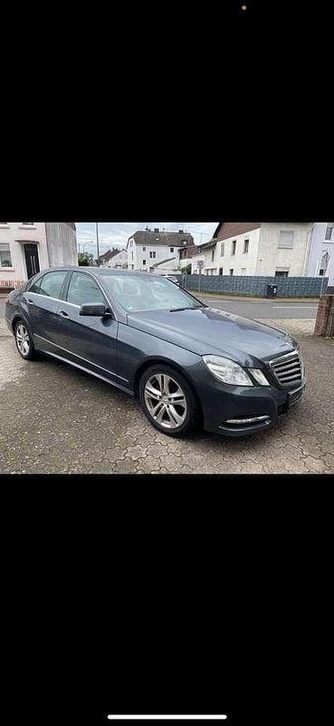 Grau Gebraucht 2012 Mercedes E220 Limousine | 12.500 € (Fairer Preis) - Bild 1/4