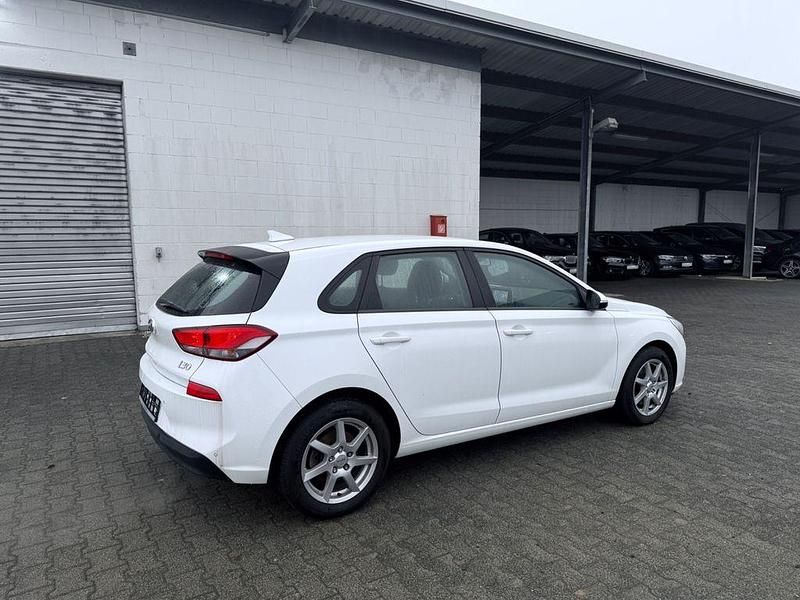 Gebraucht Hyundai i30 Trend 140 PS (102 kW) 2017 Weiß Limousine