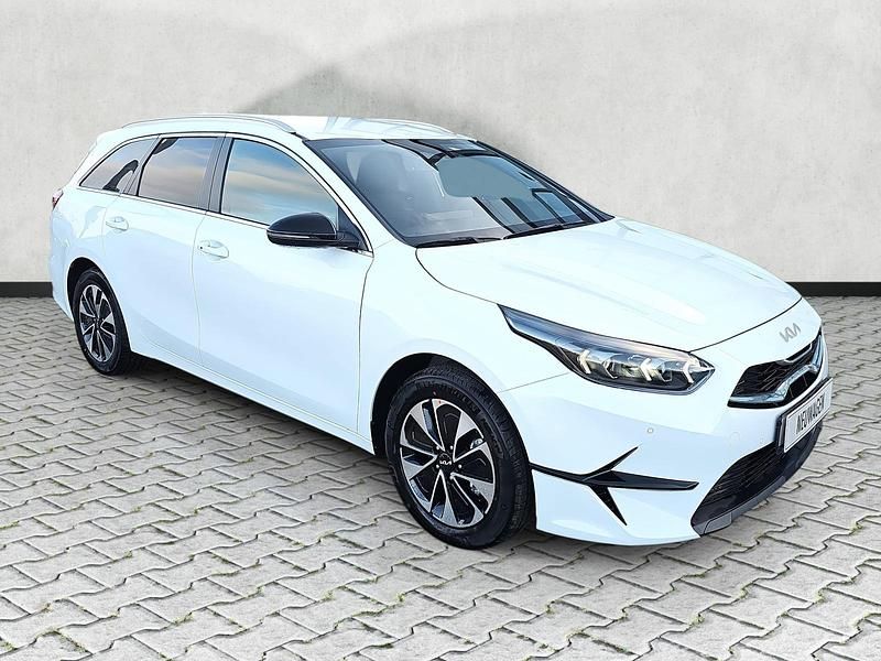 Carraraweiß Neu 2025 Kia Ceed Sportswagon Kombi | 21.890 € - Bild 1/4