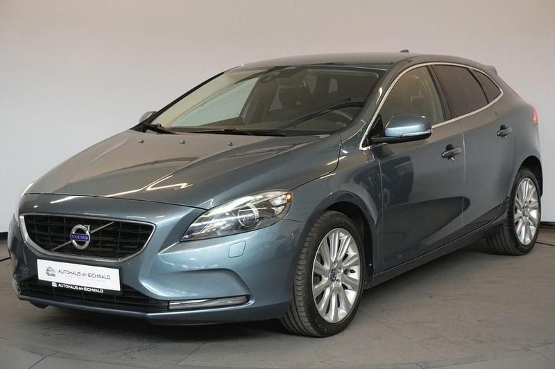 Blau Gebraucht 2013 Volvo V40 Momentum Kombi | 12.390 € (Fairer Preis) - Bild 1/4