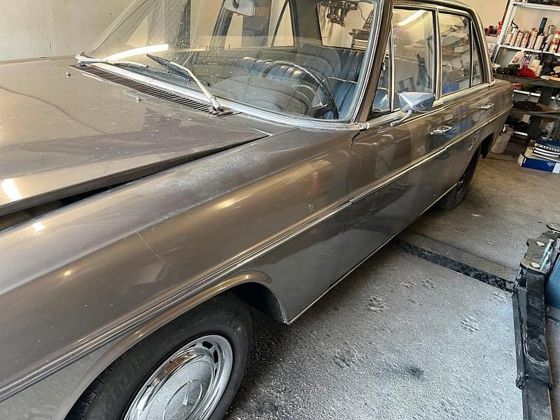 Gebraucht Mercedes 200 55 PS (40 kW) 1971 Limousine