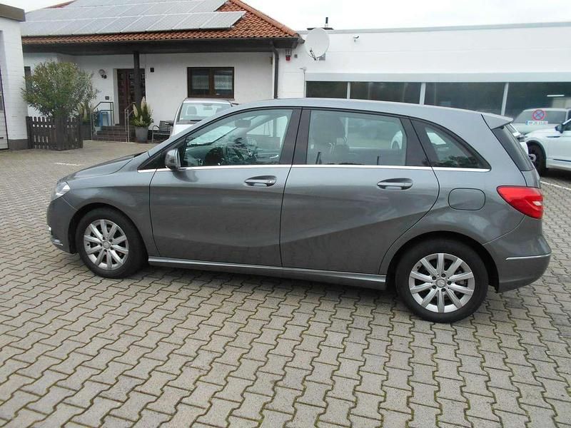 Mountaingrau met. Gebraucht 2012 Mercedes B180 Van / Kleinbus | 12.590 € (Fairer Preis) - Bild 1/4