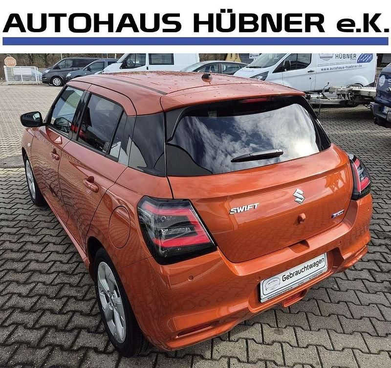 Neu Suzuki Swift 83 PS (61 kW) 2025 Flameorangepearlmetallic Kleinwagen