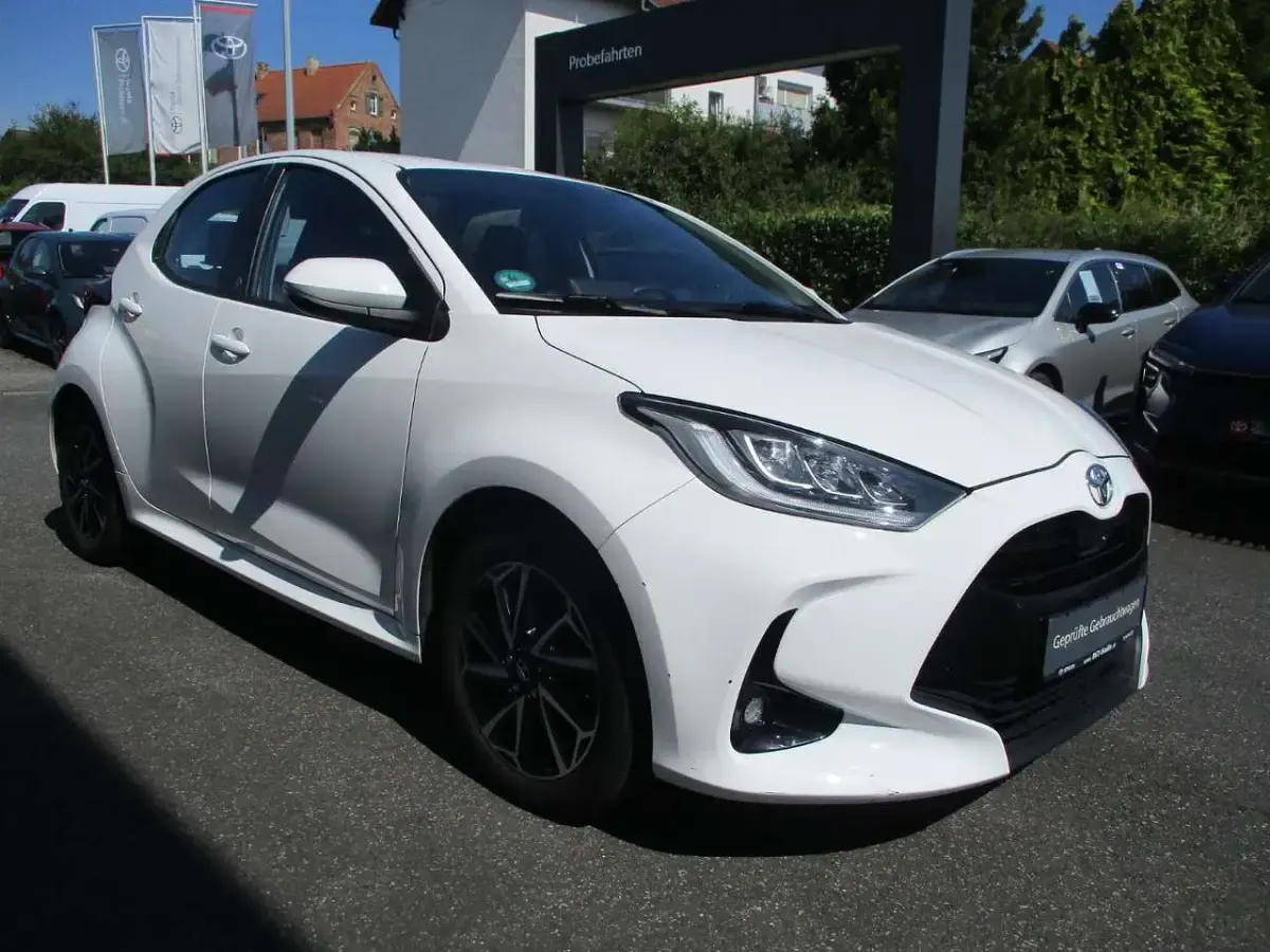 Gebraucht Toyota Yaris Team 125 PS (91 kW) 2021 Weiß Kleinwagen