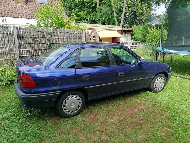 Second-hand Opel Astra 75 CP (55 kW) 1996 Albastru Berlinǎ