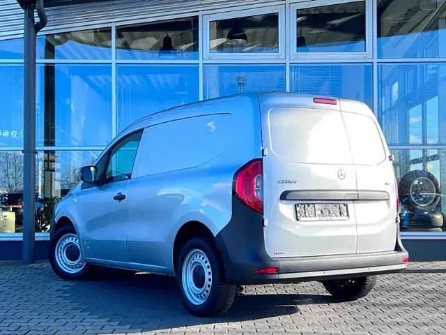 Silber (lackfarbe helvinsilber metallic mb 9871) Gebraucht 2022 Mercedes Citan 110 Van / Kleinbus | 17.790 € (Guter Preis) - Bild 1/4