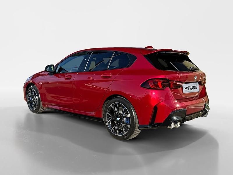 Neu BMW M135 M Sport 301 PS (221 kW) 2026 Fire red metallic Kleinwagen
