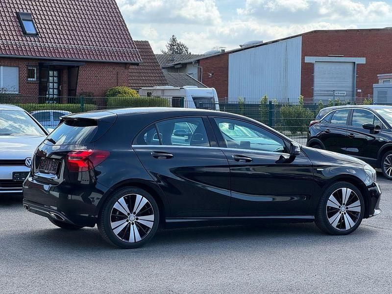 Gebraucht Mercedes A180 122 PS (89 kW) 2017 Schwarz Limousine