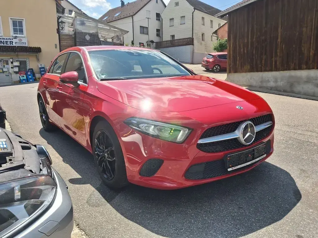 Gebraucht Mercedes A200 Progressive 163 PS (119 kW) 2019 Rot Limousine