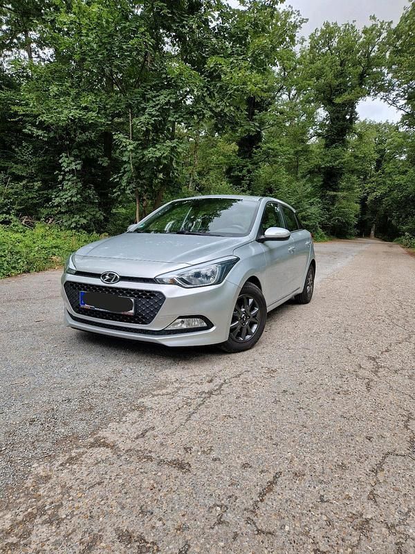 Silber Gebraucht 2018 Hyundai i20 Classic Kleinwagen | 9.100 € (Fairer Preis) - Bild 1/4