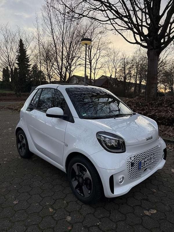 Weiß Gebraucht 2023 Smart ForTwo Electric Drive Passion Cabrio | 15.299 € (Guter Preis) - Bild 1/4