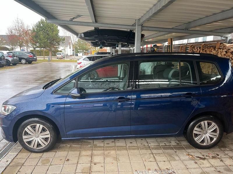 Blau Gebraucht 2018 VW Touran Trendline Van / Kleinbus | 17.500 € (Guter Preis) - Bild 1/4