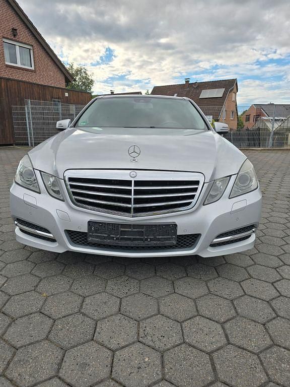 Grau Gebraucht 2010 Mercedes E300 Limousine | 9.000 € (Fairer Preis) - Bild 1/4