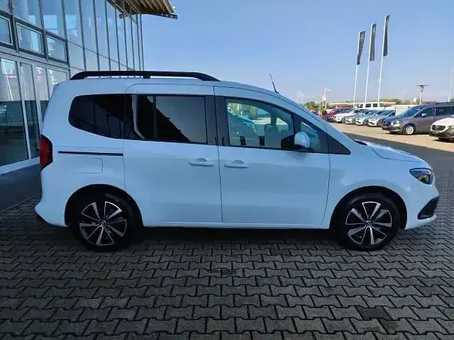 Gebraucht Mercedes T180 Progressive 131 PS (96 kW) 2023 Weiß Van / Kleinbus