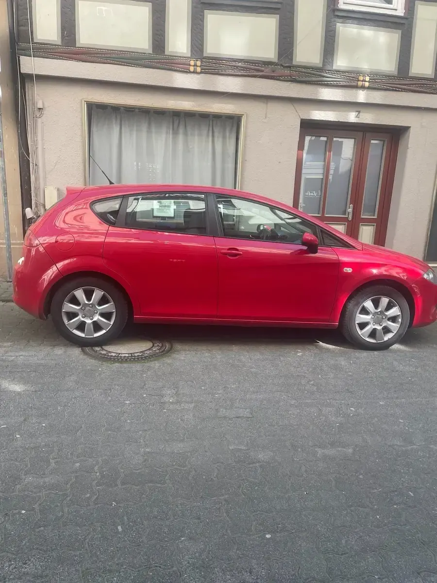 Używany Seat Leon 105 KM (77 kW) 2009 Czerwony Hatchback
