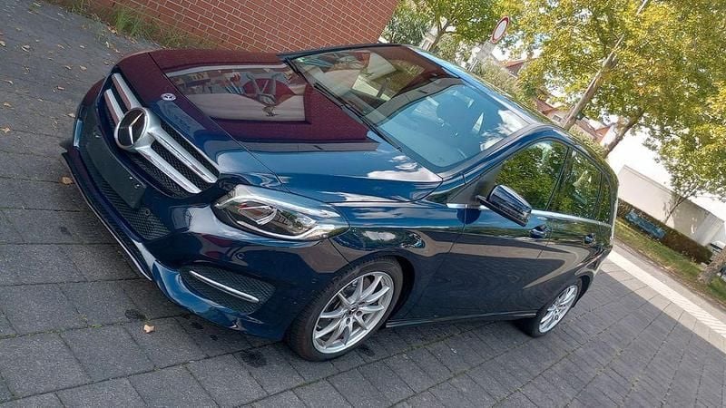 Blau Gebraucht 2018 Mercedes B250 Van / Kleinbus | 19.999 € (Guter Preis) - Bild 1/4