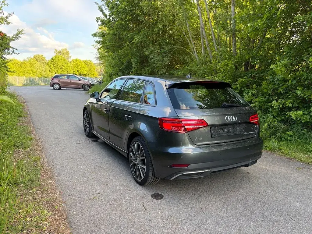 Gebraucht Audi e-tron Sport 204 PS (150 kW) 2020 Grau SUV